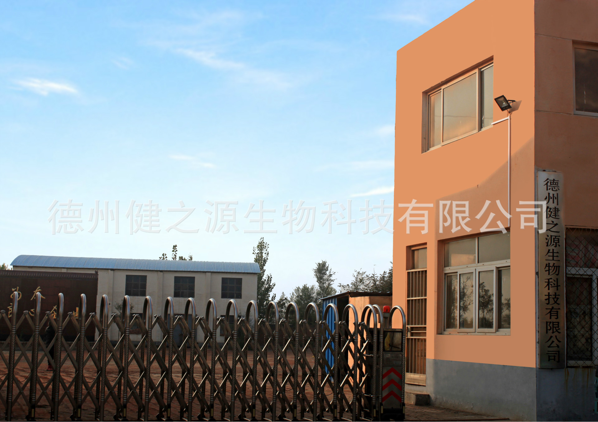 德州健之源生物科技有限公司是一家專業(yè)生產(chǎn)營養(yǎng)素補充劑、SC營養(yǎng)食品公司，業(yè)務范圍包括固體飲料、壓片糖果、代用茶、沖劑以及各種膳食養(yǎng)生健康食品的生產(chǎn)代工、OEM、 ODM等。公司占地五十余畝，廠區(qū)建筑面積4000余m2，內(nèi)設生產(chǎn)車間、質(zhì)量控制室、產(chǎn)品檢測中心、陰涼倉庫、辦公用房及輔助用房。生產(chǎn)車間總面積1000余m2，其中保健食品GMP 凈化車間600m2，裸藻片代加工 裸藻復合壓片糖果OEM  食品片劑貼牌委托生產(chǎn)廠家 一般生產(chǎn)區(qū)400m2；倉儲總面積（原輔料倉庫、成品倉庫、包材倉庫等）2500m2，物料分區(qū)分庫存放；檢測分析室（包括理化分析室、微生物檢驗室、留樣觀察室等）總面積300m2。辦公用房200m2。流水生產(chǎn)線承接粉劑，片劑，袋泡茶，顆粒劑 等劑型的成品、半成品代加工。  公司成立專項實驗室，引進山東中醫(yī)藥大學的醫(yī)藥技術部部長等相關專業(yè)人員組建科研團隊，在分子生物學、微 生物發(fā)酵、藥食同源、新資源食品研究等方面實行研產(chǎn)一體化，針對不同方向的營養(yǎng)課題進行探討研究，并將科研成果轉化為生產(chǎn)力，為產(chǎn)業(yè)化生產(chǎn)提供技術支撐。
